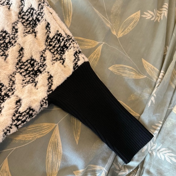 White House Black Market Monochrome Patterned Cardigan - Picture 8 of 9